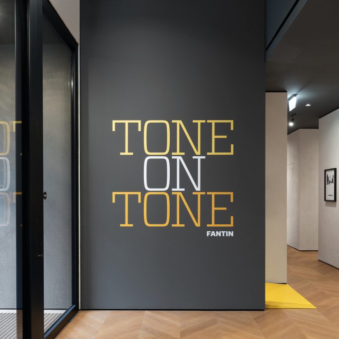 TONE ON TONE - Presentatie TONE ON TONE staal in kleur met glas top in bijpassende kleur collectie breed
