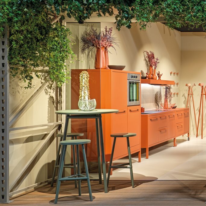 FRAME Kitchen + HUG tafel en kruk Kleuren: Terracotta + Silver Green