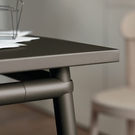 HUG tafel - met stalen blad en hoogwaardige metallic poedercoating afwerking. Extreem precies las en snij proces in staal.