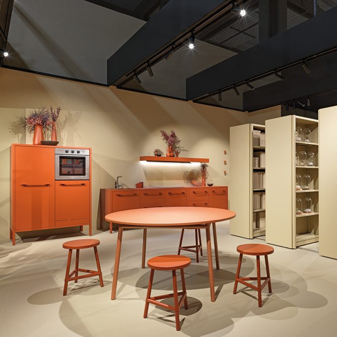 FRAME Kitchen + HUG tafel en kruk Kleur: Terracotta + Copper